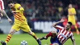 Kapten Barcelona Lionel Messi dikawal pemain Atletico Madrid Vitolo Machin. Barcelona membutuhkan kemenangan untuk menggeser Real Madrid dari puncak klasemen Liga Spanyol. (AP Photo/Manu Fernandez)