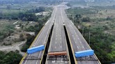 Militer Venezuela memblokir jembatan di perbatasan negara untuk menghalau bantuan kemanusiaan.(EDINSON ESTUPINAN / AFP)