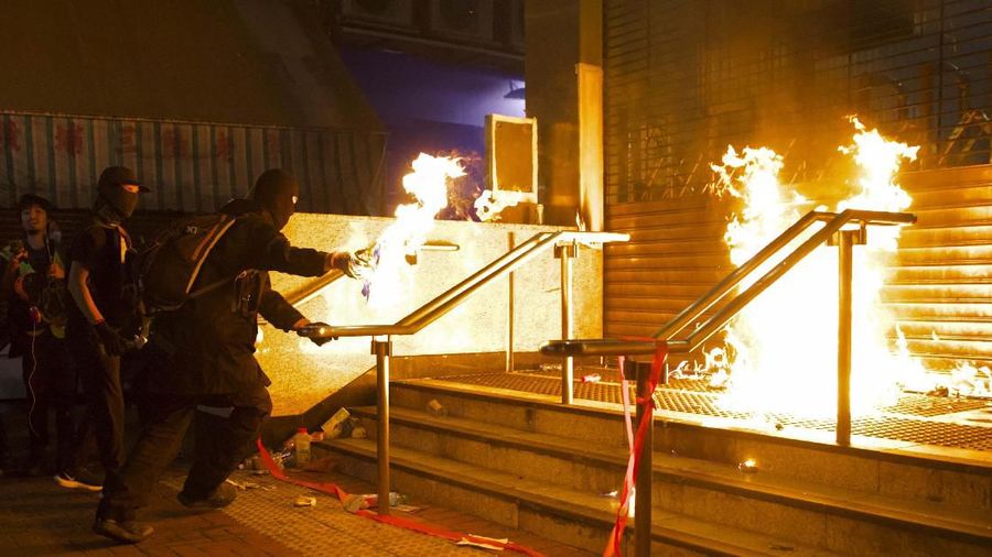 Ribuan pengunjuk rasa turun ke jalan - jalan Hongkong untuk melakukan demonstrasi pro demokrasi Minggu (1/12/2019).