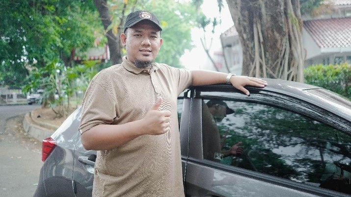 Satu lagi teman tuli yang bergabung menjadi mitra pengemudi Grab. Namanya Fajar Shiddiq, pria berusia 27 tahun asal Bandung, Jawa Barat.