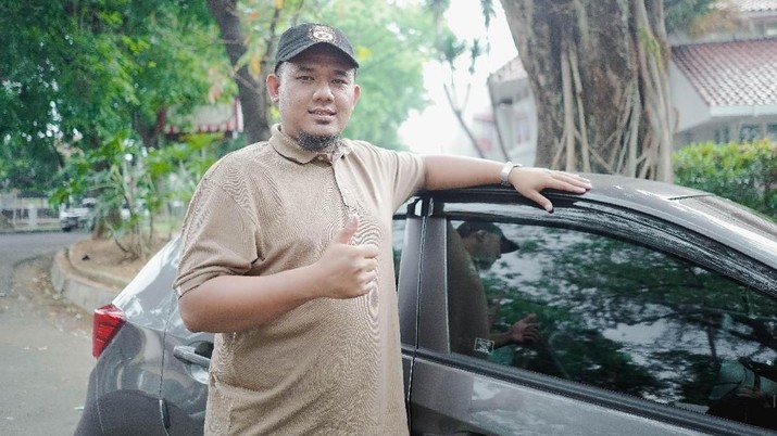 Gabung Grab, Teman Tuli Ini Makin Pede Komunikasi Satu lagi teman tuli yang bergabung menjadi mitra pengemudi Grab. Namanya Fajar Shiddiq, pria berusia 27 tahun asal Bandung, Jawa Barat.