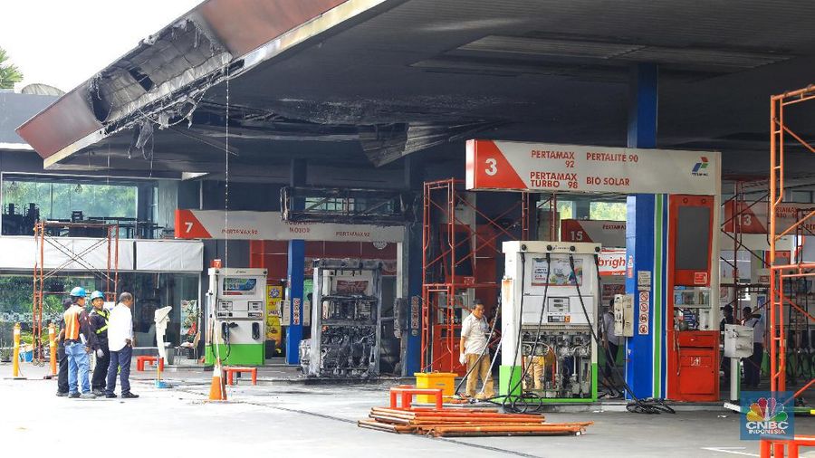 Akibat peristiwa tersebut satu unit mobil terbakar.