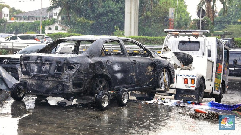Akibat peristiwa tersebut satu unit mobil terbakar.