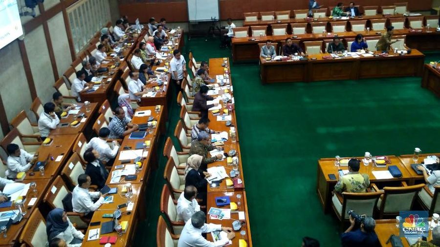 Komisi VI DPR RI menggelar rapat kerja dengan Menteri BUMN (CNBC Indonesia/Muhammad Choirul)