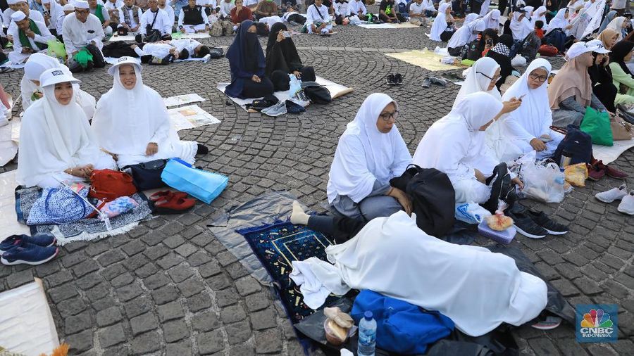 Ribuan warga peserta reuni 212 memadatai silang Monas, Jakarta, Senin (2/12/2019).