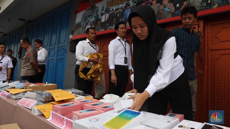 Total ada 18.000 unit telepon genggam dari berbagai merek diamankan.