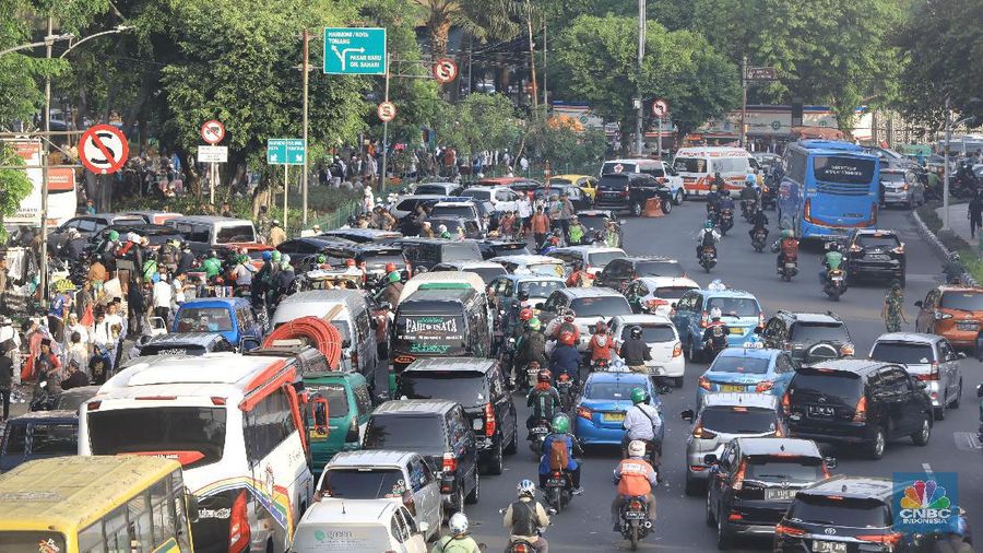 Suasana lalu lintas di Jalan Medan Merdeka Timur, Senin (2/12/2019).