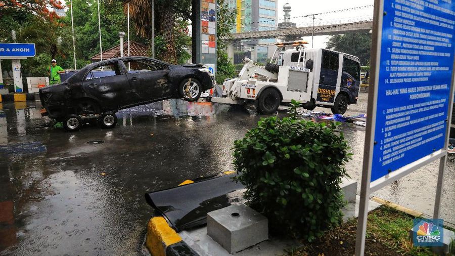 Akibat peristiwa tersebut satu unit mobil terbakar.
