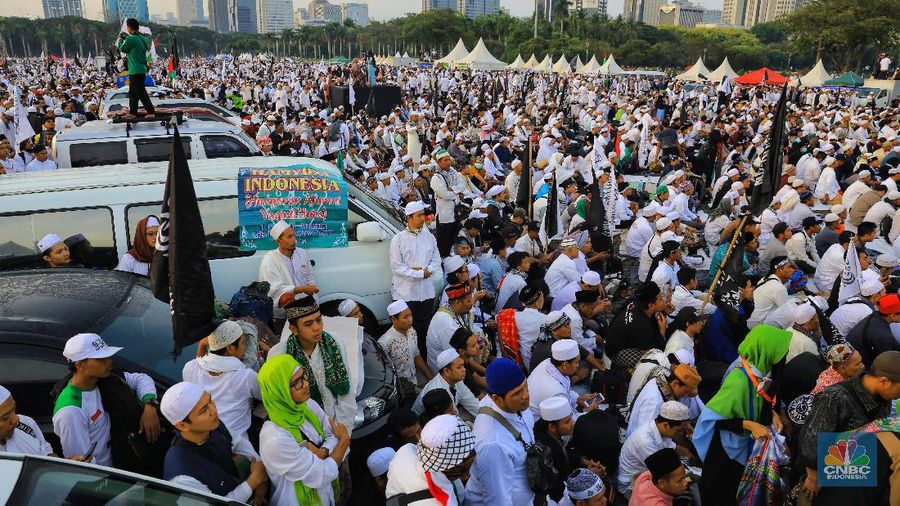 Ribuan warga peserta reuni 212 memadatai silang Monas, Jakarta, Senin (2/12/2019).