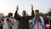 Massa aksi Reuni 212 menggelar doa bersama di Monas, Jakarta, Senin (2/12). (CNN Indonesia/Safir Makki)