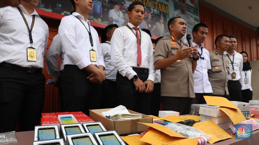 Total ada 18.000 unit telepon genggam dari berbagai merek diamankan.