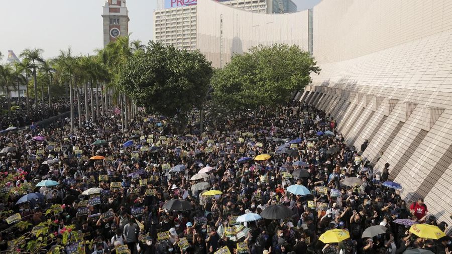 Ribuan pengunjuk rasa turun ke jalan - jalan Hongkong untuk melakukan demonstrasi pro demokrasi Minggu (1/12/2019).