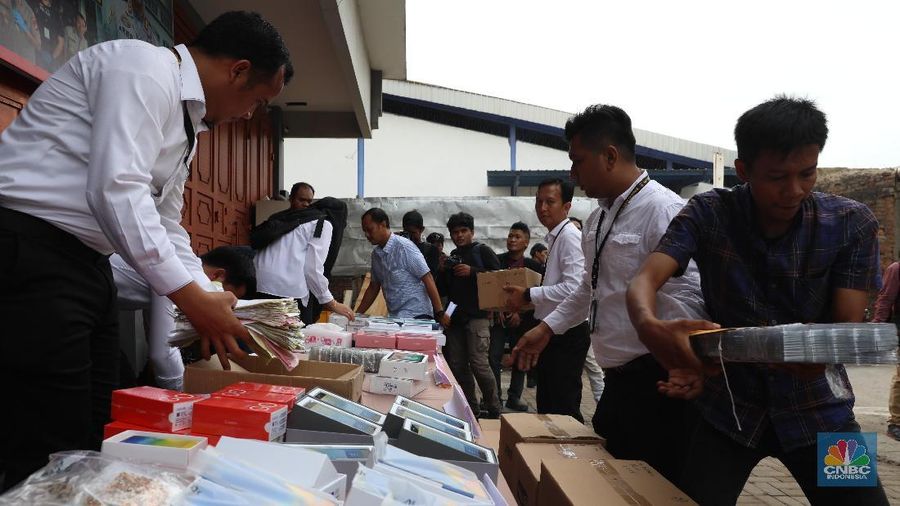 Penyelundupan Barang Ilegal (վ/Tri Susilo)