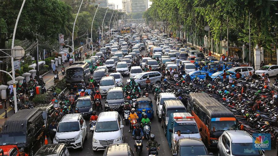 Suasana lalu lintas di Jalan Medan Merdeka Timur, Senin (2/12/2019).