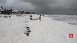 VIDEO: Pantai India Diselimuti Busa Berbahaya