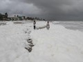 VIDEO: Pantai India Diselimuti Busa Berbahaya