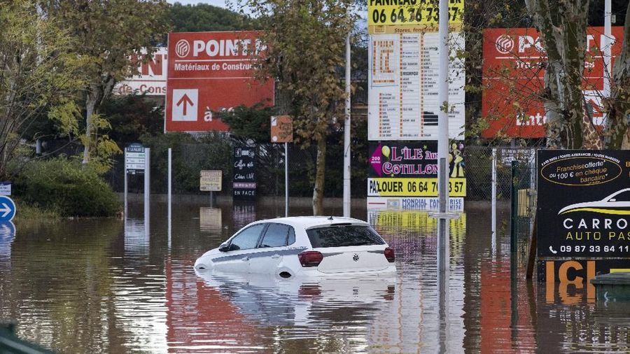Banjir dipicu oleh hujan lebat yang terjadi sejak seminggu terakhir.