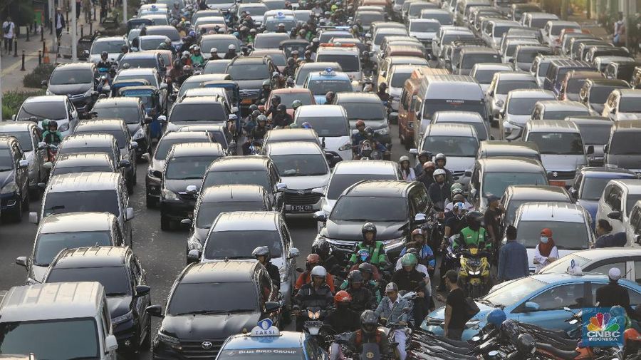 Suasana lalu lintas di Jalan Medan Merdeka Timur, Senin (2/12/2019).