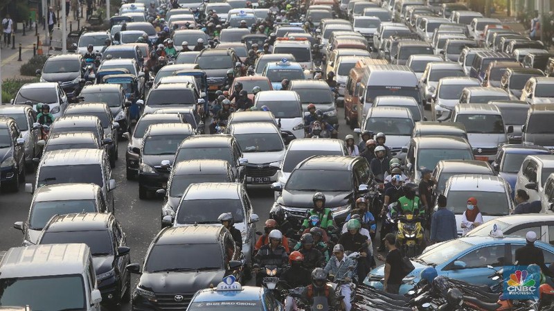 Suasana lalu lintas di Jalan Medan Merdeka Timur, Senin (2/12/2019).