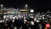 Peserta Reuni 212 menggelar Tahajud Bersama di Monas, Senin (2/12) dini hari. (CNN Indonesia/Nurika Manan)