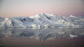 Pemandangan gletser saat matahari terbenam di Chiriguano Bay, South Shetland Islands, Antartika. (AFP/Johan Ordonez)