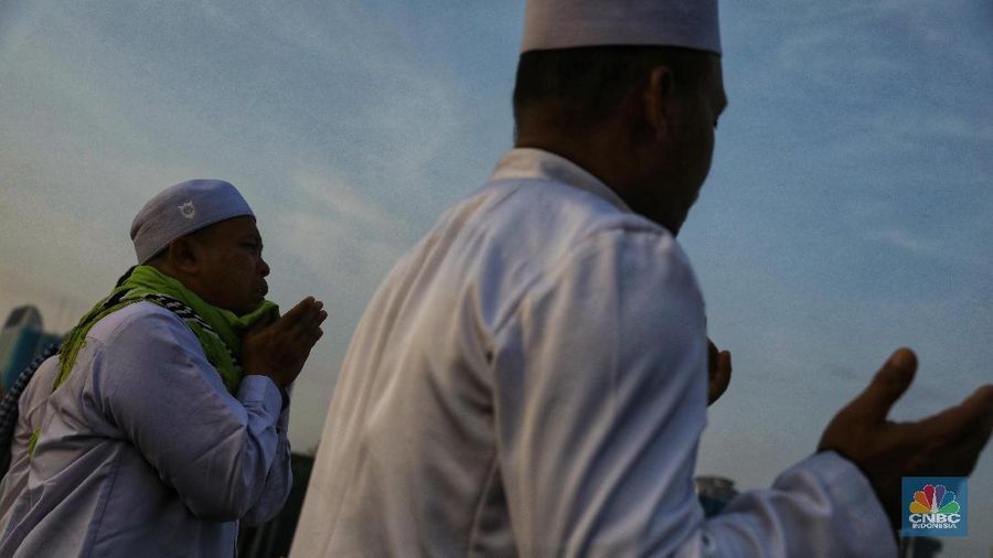 Ribuan warga peserta reuni 212 memadatai silang Monas, Jakarta, Senin (2/12/2019).