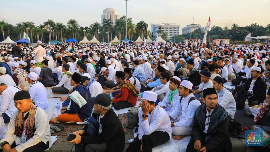 Ribuan warga peserta reuni 212 memadatai silang Monas, Jakarta, Senin (2/12/2019).