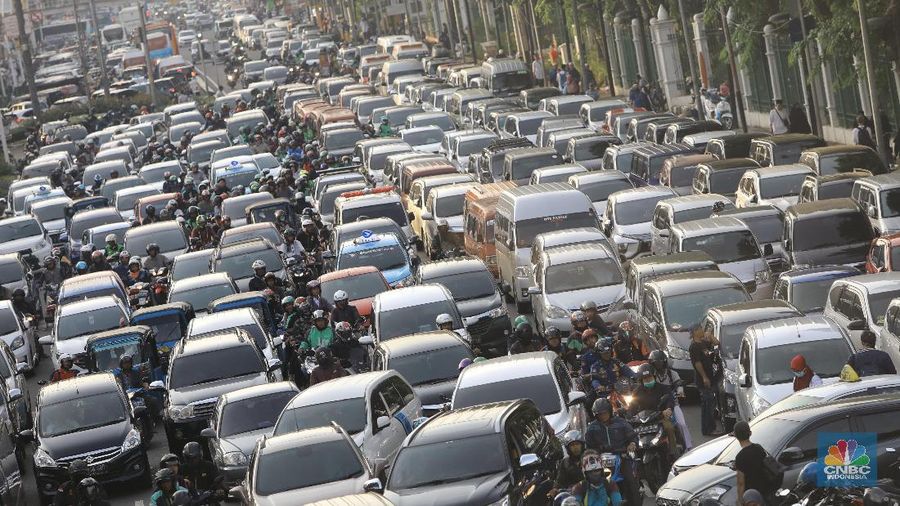 Suasana lalu lintas di Jalan Medan Merdeka Timur, Senin (2/12/2019).