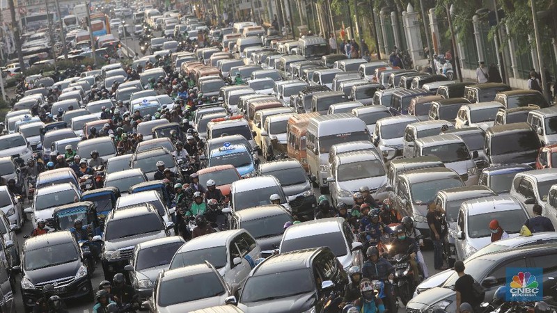 Suasana lalu lintas di Jalan Medan Merdeka Timur, Senin (2/12/2019).