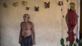 Krisis ekonomi akibat inflasi mata uang membuat masyarakat menerapkan sistem barter. (AP Photo/Rodrigo Abd)