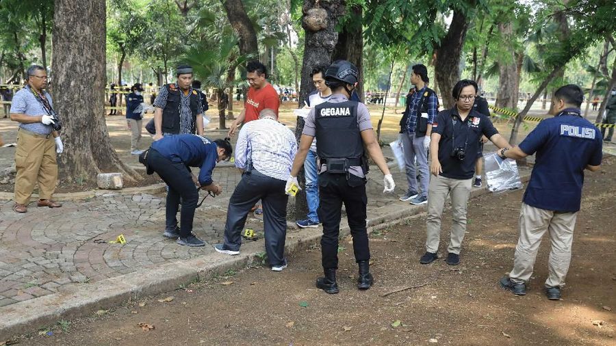 Sebuah ledakan terjadi di Monas pada pukul 7.20 WIB. Ledakan tersebut diperkirakan berasal granat asap.