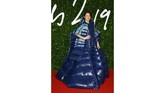 Aktris Shailene Woodley tampil dengan gaun parasut biru yang mengembang. Dia tampak seperti ban yang mengapung di kolam renang. (Photo by Joel C Ryan/Invision/AP)