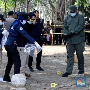Gaya Gegana-Inafis Cek Lokasi Ledakan Granat Asap di Monas
