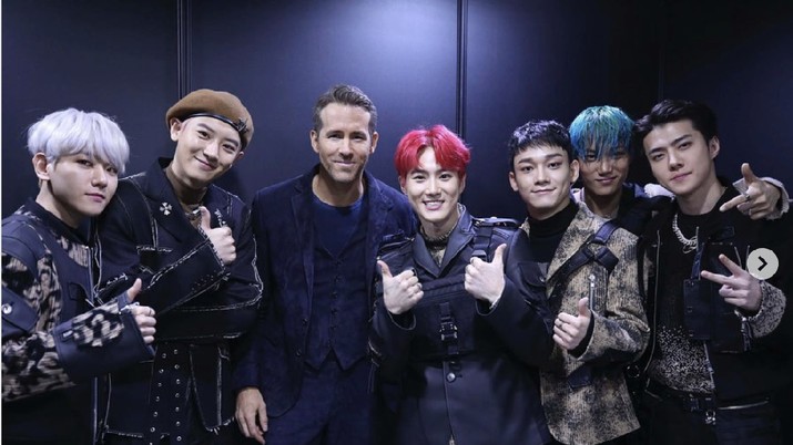 Saat Ryan Reynolds Girang Jadi Anggota Baru EXO Ryan Reynolds yang terkenal sebagai Deadpool, memposting foto bersama EXO. Jadi anggota baru?