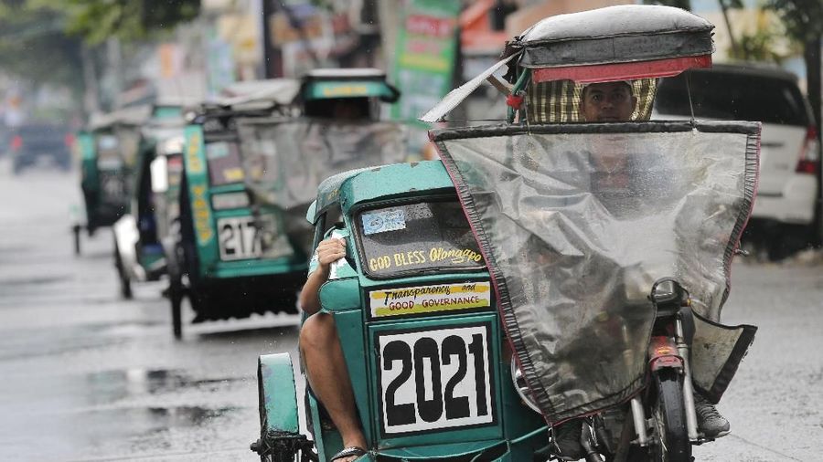 Filipina mengevakuasi 200.000 orang dan telah menutup bandara terbesar di negara itu karena angin kencang dan hujan lebat dari Badai Kammuri.