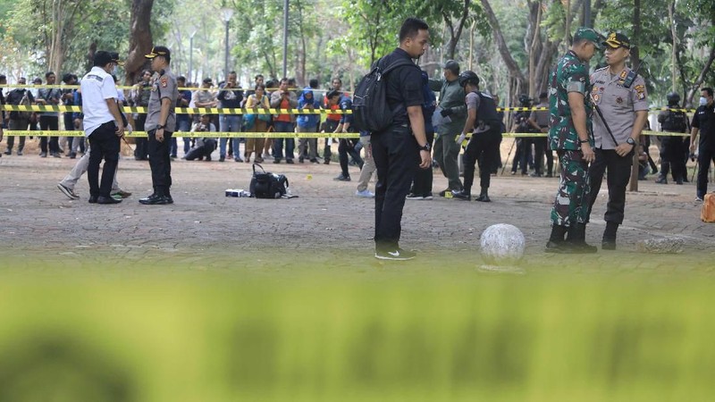 Sebuah ledakan terjadi di Monas pada pukul 7.20 WIB. Ledakan tersebut diperkirakan berasal granat asap.