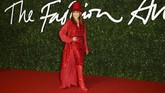 Tampil serba merah di karpet merah membuat Noomi Rapace tampil berlebihan. (Photo by Joel C Ryan/Invision/AP)