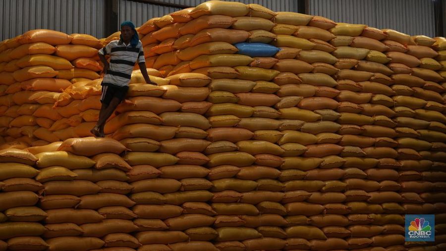 Tumpukan karung beras di Gudang Beras Bulog. (²©²ÊÍøÕ¾/Tri Susilo)