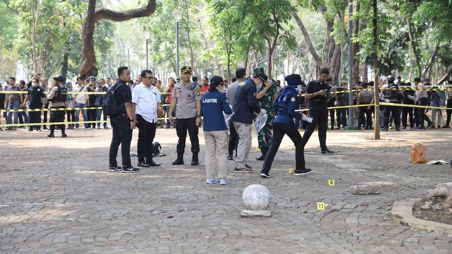 Sebuah ledakan terjadi di Monas pada pukul 7.20 WIB. Ledakan tersebut diperkirakan berasal granat asap.