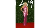 Desainer Donatella Versace tampil dengan gaun pas badan berwarna pink metalik dan bercorak garis-garis. Namun, corak itu justru membuat perancang asal Italia ini seperti dililit karpet. (Photo by Joel C Ryan/Invision/AP)