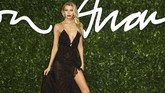 Stella Maxwell tampil dengan gaun hitam sederhana yang membuatnya kurang memukau di karpet merah. (Photo by Joel C Ryan/Invision/AP)
