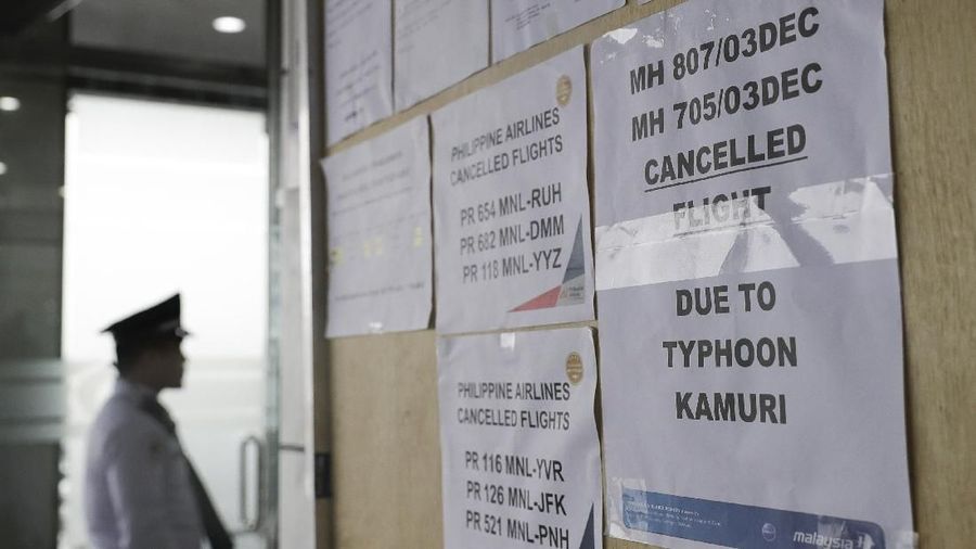 Filipina mengevakuasi 200.000 orang dan telah menutup bandara terbesar di negara itu karena angin kencang dan hujan lebat dari Badai Kammuri.