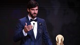 Kiper Liverpool dan timnas Brasil Alisson Becker meraih trofi Yacine 2019 yang diperuntukan bagi kiper terbaik pada penghargaan Ballon d'Or di Chatelet Theatre, Paris. (Photo by FRANCK FIFE / AFP)