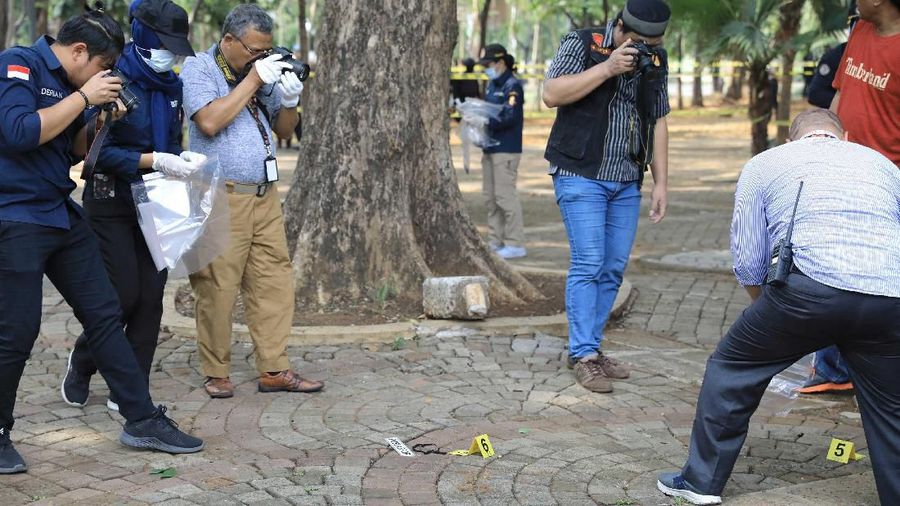 Sebuah ledakan terjadi di Monas pada pukul 7.20 WIB. Ledakan tersebut diperkirakan berasal granat asap.