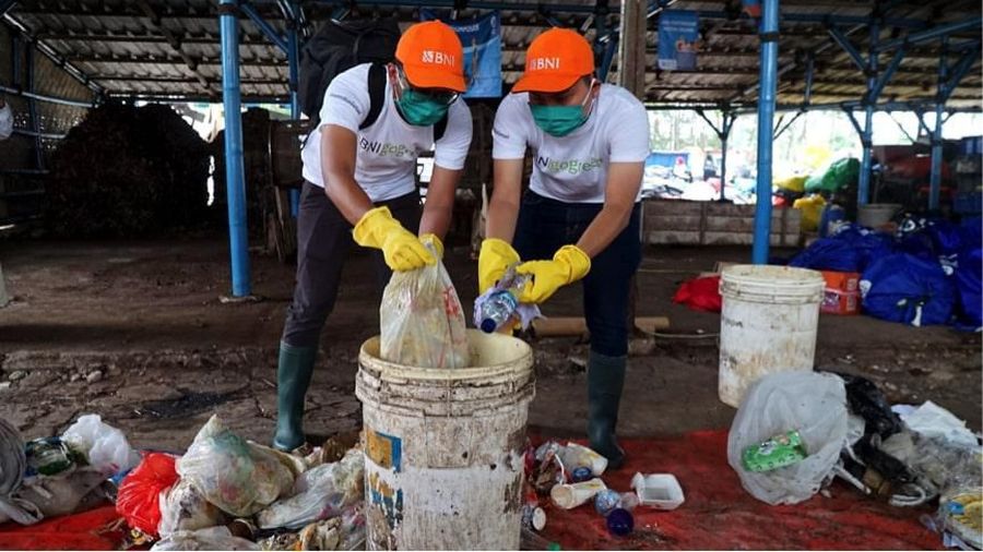 Pencemaran lingkungan melalui limbah sampah sudah semakin meningkat, sehingga pentingnya kesadaran masyarakat dalam mengelola sampah
