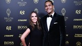 Bek Liverpool dan timnas Belanda Virgil van Dijk ditemani sang istri Rike Nooitgedagt dalam malam penghargaan Ballon d'Or 2019 di Chatelet Theatre, Paris, Senin (2/12). (Photo by Anne-Christine POUJOULAT / AFP)