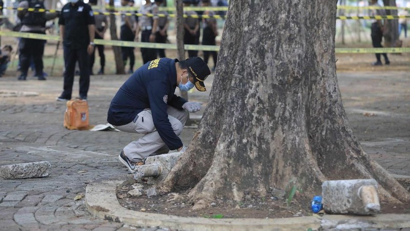 Sebuah ledakan terjadi di Monas pada pukul 7.20 WIB. Ledakan tersebut diperkirakan berasal granat asap.