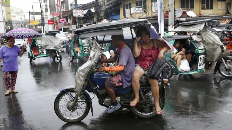 Filipina mengevakuasi 200.000 orang dan telah menutup bandara terbesar di negara itu karena angin kencang dan hujan lebat dari Badai Kammuri.