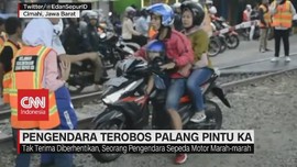 VIDEO: Pengendara Nekad Terobos Palang Pintu KA