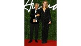 Desainer Giorgio Armani hadir bersama Julia Roberts yang mengenakan jumpsuit lebar menjuntai, berhias payet, berlengan panjang, dengan bantalan bahu. (Photo by Joel C Ryan/Invision/AP)